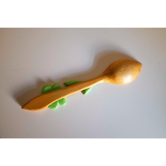 Hand carved wooden spoon with green flower design - Picture 2 of 4